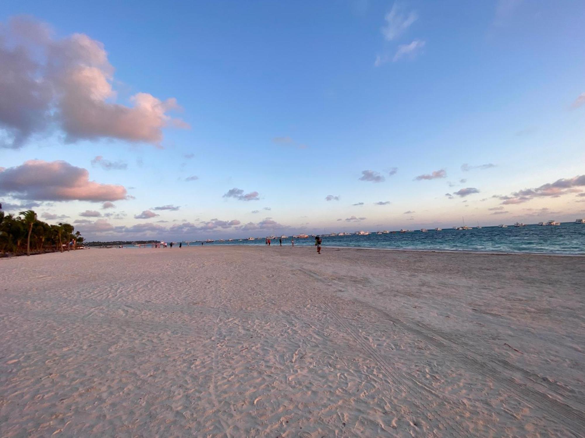 Madonna Pool Beach Los Corales Punta Cana Exterior photo